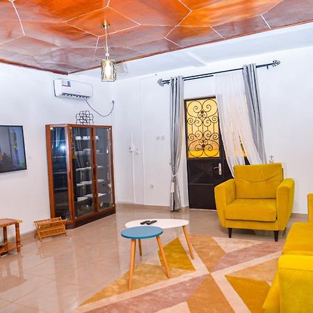 La Concorde: Cozy 2-Bedroom Apartment in Nkomkana Quarter Yaounde Exterior photo