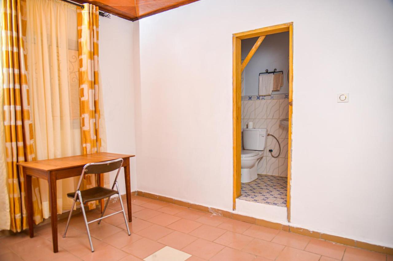 La Concorde: Cozy 2-Bedroom Apartment in Nkomkana Quarter Yaounde Exterior photo